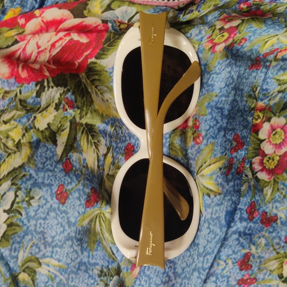 Salvatore Ferragamo 🤎 Ivory & Tan round sunglasses 100% Authentic - Picture 7 of 7